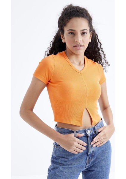 Oranj Basic Önü Yırtmaçlı V Yaka Kadın Crop Top T-Shirt - 97206