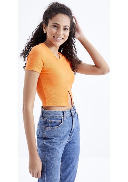 Oranj Basic Önü Yırtmaçlı V Yaka Kadın Crop Top T-Shirt - 97206