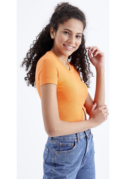 Oranj Basic Önü Yırtmaçlı V Yaka Kadın Crop Top T-Shirt - 97206