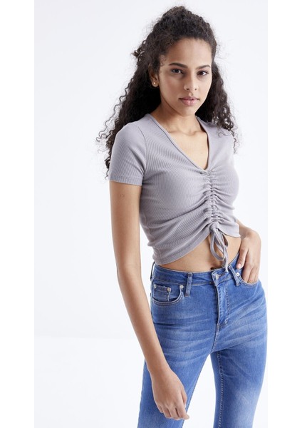 Gri Büzgü Detaylı V Yaka Kadın Crop Top T-Shirt - 97205