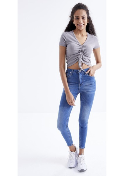 Gri Büzgü Detaylı V Yaka Kadın Crop Top T-Shirt - 97205