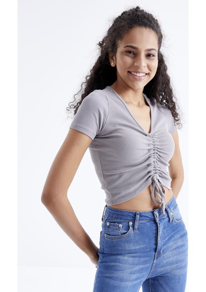 Gri Büzgü Detaylı V Yaka Kadın Crop Top T-Shirt - 97205