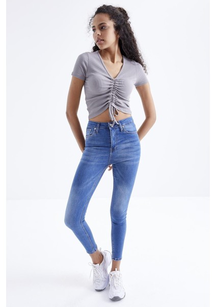 Gri Büzgü Detaylı V Yaka Kadın Crop Top T-Shirt - 97205