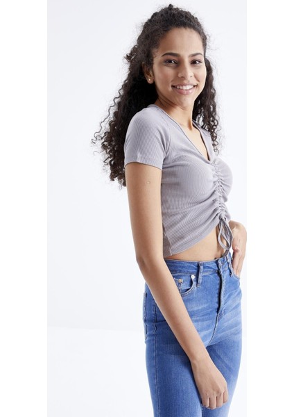 Gri Büzgü Detaylı V Yaka Kadın Crop Top T-Shirt - 97205