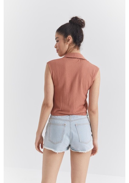 Tarçın Polo Yaka Beli Lastikli Bürümcük Kumaş Kadın Crop Top T-Shirt - 97223