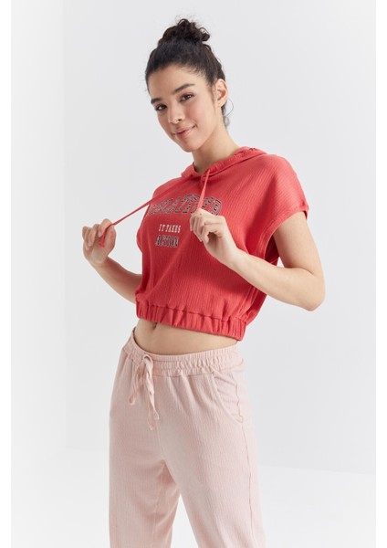 Nar Cıcegı Kapüşonlu Yazı Baskılı Beli Lastikli Bürümcük Kumaş Kadın Crop Top T-Shirt - 97230