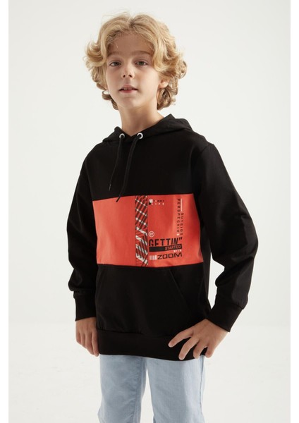 Siyah Nakışlı Kanguru Cepli Kapüşonlu Standart Kalıp Erkek Çocuk Sweatshirt - 11010