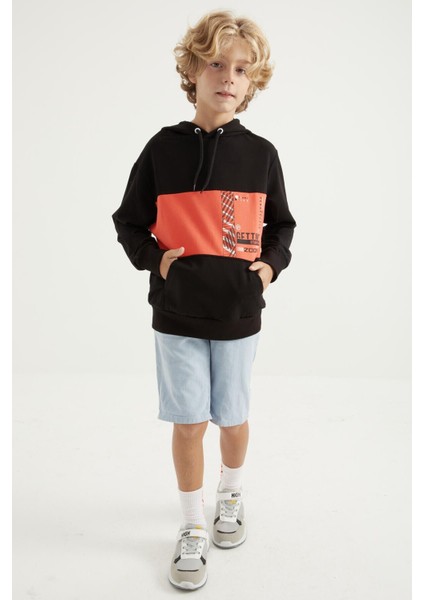 Siyah Nakışlı Kanguru Cepli Kapüşonlu Standart Kalıp Erkek Çocuk Sweatshirt - 11010