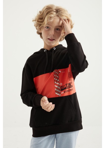 Siyah Nakışlı Kanguru Cepli Kapüşonlu Standart Kalıp Erkek Çocuk Sweatshirt - 11010