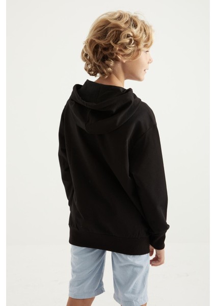 Siyah Nakışlı Kanguru Cepli Kapüşonlu Standart Kalıp Erkek Çocuk Sweatshirt - 11010