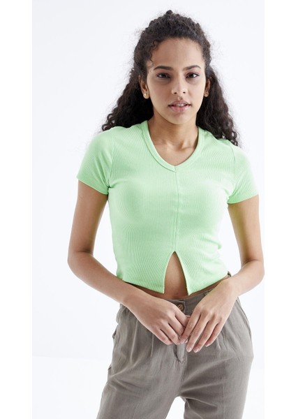 Fıstık Yeşil Basic Önü Yırtmaçlı V Yaka Kadın Crop Top T-Shirt - 97206