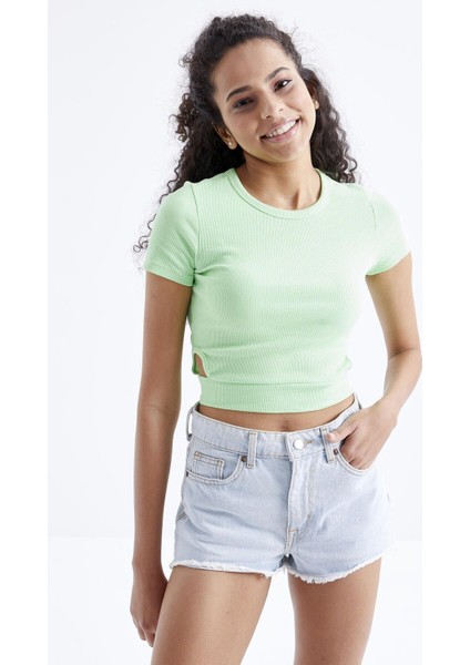 Fıstık Yeşil Basic Yanı Pencereli O Yaka Kadın Crop Top T-Shirt - 97207