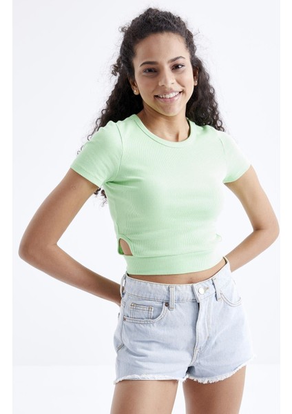 Fıstık Yeşil Basic Yanı Pencereli O Yaka Kadın Crop Top T-Shirt - 97207