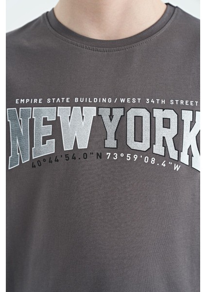 Koyu Gri Yazı Baskılı Standart Kalıp O Yaka Erkek Çocuk T-Shirt - 11105 fırsatları