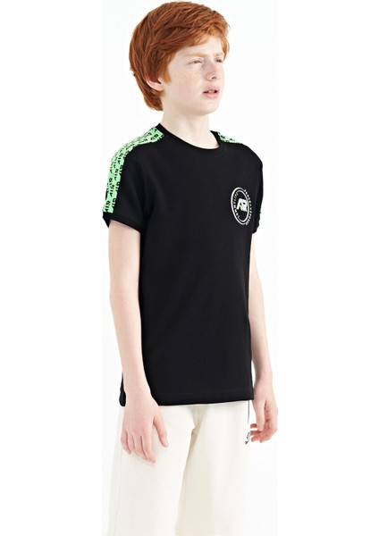 Siyah Omuz Baskı Detaylı Standart Kalıp O Yaka Erkek Çocuk T-Shirt - 11121 fırsatları