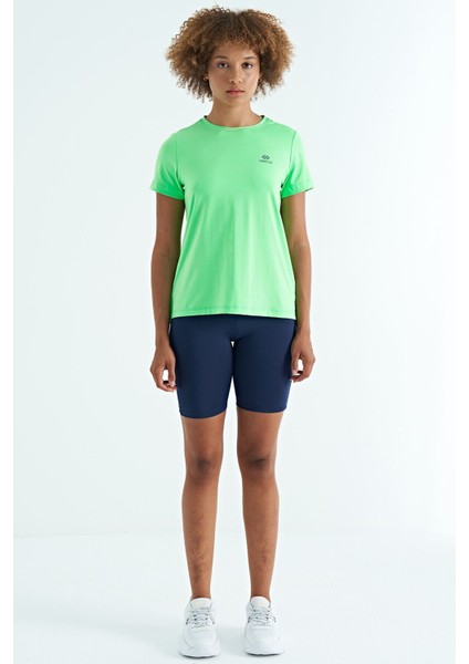 Neon Yeşil Sırt Yırtmaç Detaylı O Yaka Kısa Kollu Standart Kalıp Kadın T-Shirt - 97267