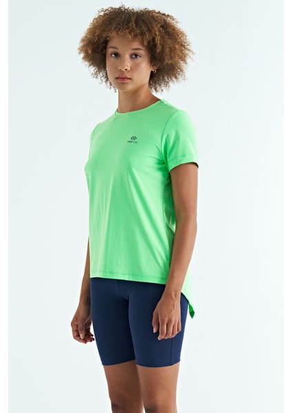 Neon Yeşil Sırt Yırtmaç Detaylı O Yaka Kısa Kollu Standart Kalıp Kadın T-Shirt - 97267