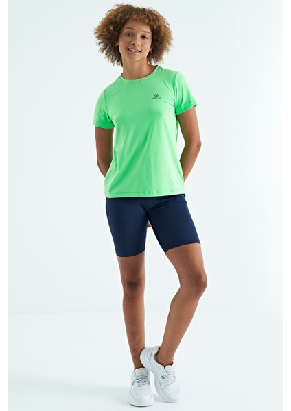 Neon Yeşil Sırt Yırtmaç Detaylı O Yaka Kısa Kollu Standart Kalıp Kadın T-Shirt - 97267