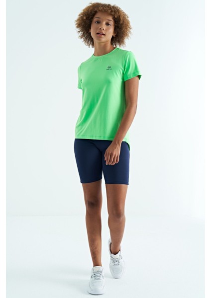 Neon Yeşil Sırt Yırtmaç Detaylı O Yaka Kısa Kollu Standart Kalıp Kadın T-Shirt - 97267