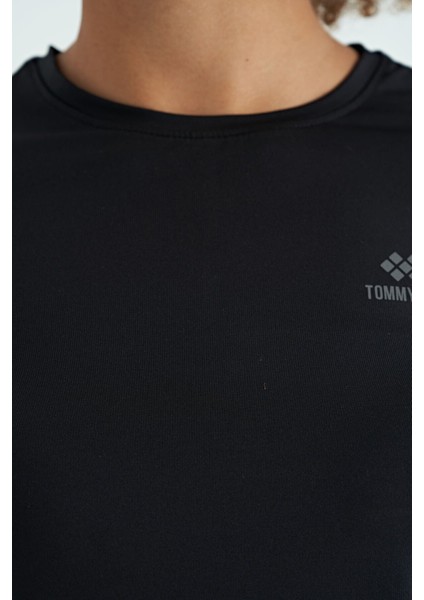 Siyah Sırt Yırtmaç Detaylı O Yaka Kısa Kollu Standart Kalıp Kadın T-Shirt - 97267