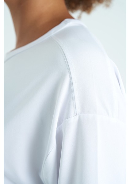 Beyaz O Yaka Baskı Detaylı Oversize Kısa Kol Kadın T-Shirt - 97263