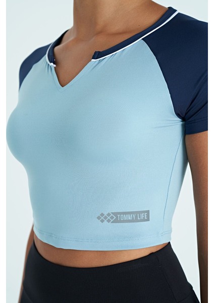 Açık Mavi Renk Bloklu Logo Baskılı O Yaka Dar Kalıp Kadın Crop T-Shirt - 97270