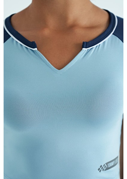 Açık Mavi Renk Bloklu Logo Baskılı O Yaka Dar Kalıp Kadın Crop T-Shirt - 97270