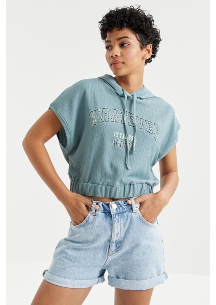 Mint Yeşili Kapüşonlu Yazı Baskılı Beli Lastikli Bürümcük Kumaş Kadın Crop Top T-Shirt - 97230