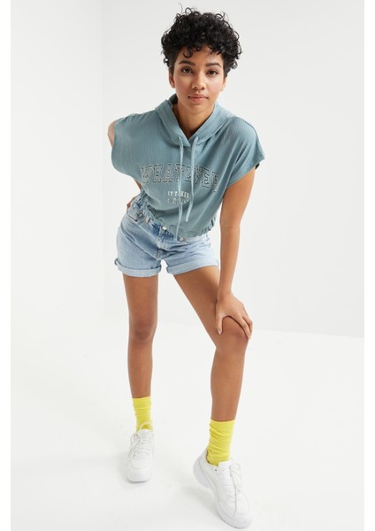 Mint Yeşili Kapüşonlu Yazı Baskılı Beli Lastikli Bürümcük Kumaş Kadın Crop Top T-Shirt - 97230