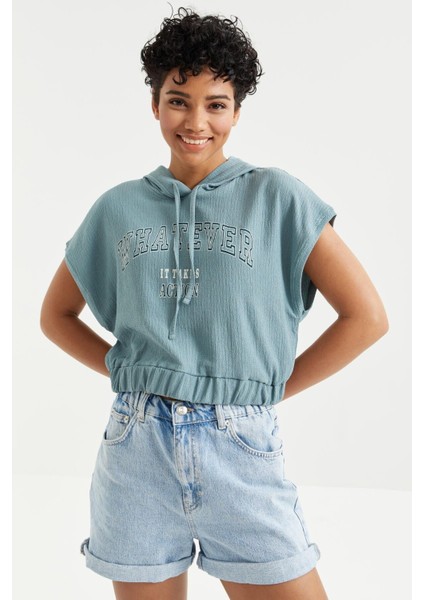 Mint Yeşili Kapüşonlu Yazı Baskılı Beli Lastikli Bürümcük Kumaş Kadın Crop Top T-Shirt - 97230