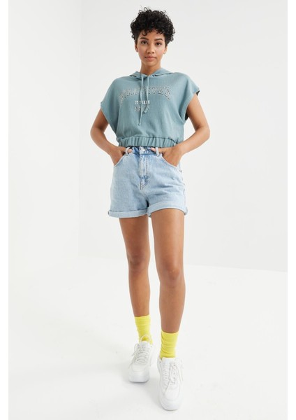 Mint Yeşili Kapüşonlu Yazı Baskılı Beli Lastikli Bürümcük Kumaş Kadın Crop Top T-Shirt - 97230