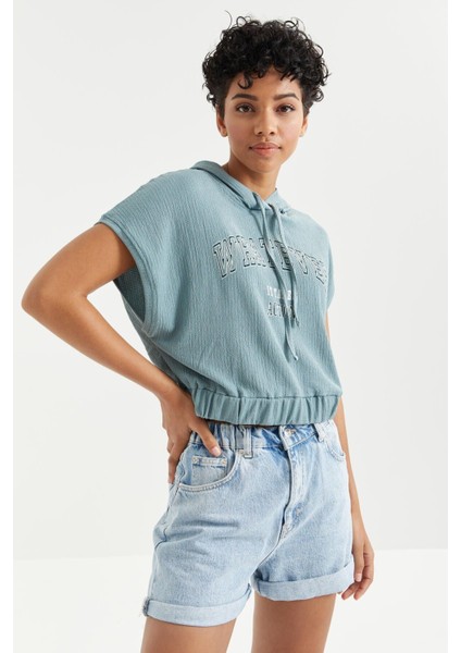 Mint Yeşili Kapüşonlu Yazı Baskılı Beli Lastikli Bürümcük Kumaş Kadın Crop Top T-Shirt - 97230