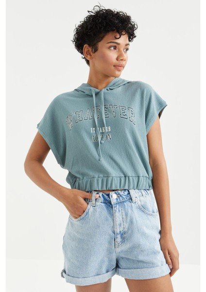 Mint Yeşili Kapüşonlu Yazı Baskılı Beli Lastikli Bürümcük Kumaş Kadın Crop Top T-Shirt - 97230