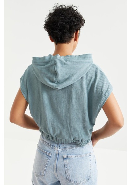Mint Yeşili Kapüşonlu Yazı Baskılı Beli Lastikli Bürümcük Kumaş Kadın Crop Top T-Shirt - 97230