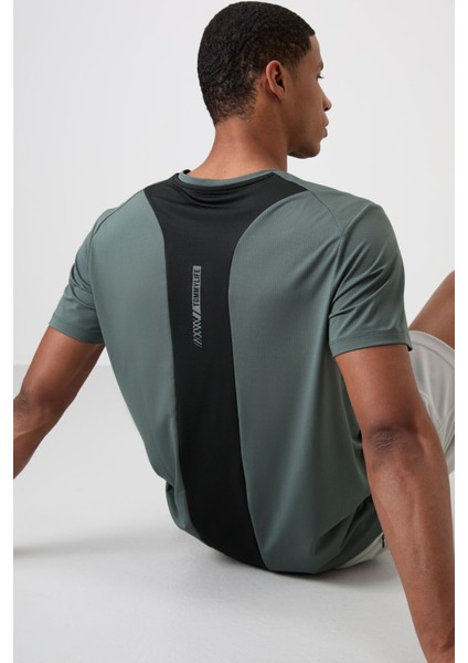 Haki Polyester Nefes Alan Dokulu İnce Esnek Standart Fit Erkek Performans T-Shirt - 88387