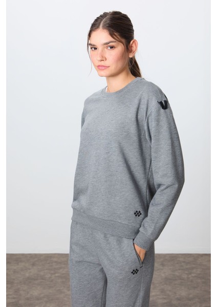 Gri Melanj Kompakt Pamuklu Kalın Pürüzsüz Dokulu O Yaka Oversize Fit Kadın Eşofman Takım - 95341