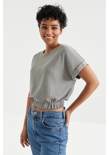 Gri Basic O Yaka Beli Lastikli Bürümcük Kumaş Kadın Crop Top T-Shirt - 97227