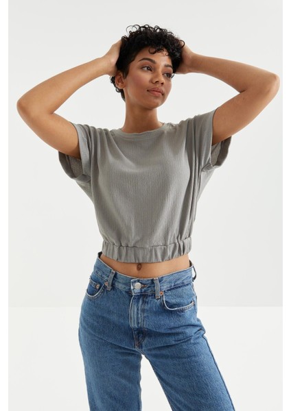 Gri Basic O Yaka Beli Lastikli Bürümcük Kumaş Kadın Crop Top T-Shirt - 97227