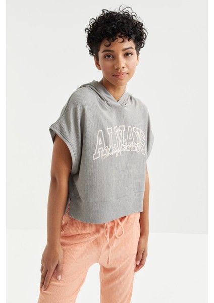 Gri Yazı Baskılı Kapüşonlu Oversize Bürümcük Kumaş Kadın Crop Top T-Shirt - 97229
