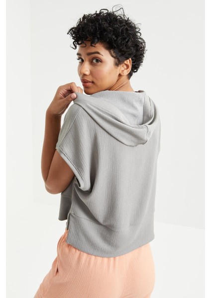 Gri Yazı Baskılı Kapüşonlu Oversize Bürümcük Kumaş Kadın Crop Top T-Shirt - 97229