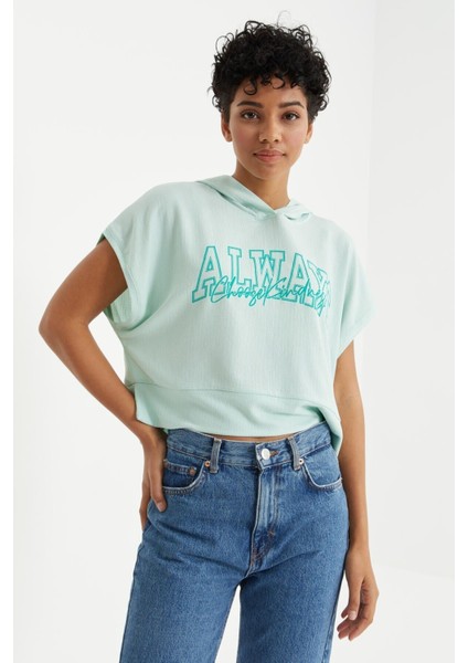 Su Yeşili Yazı Baskılı Kapüşonlu Oversize Bürümcük Kumaş Kadın Crop Top T-Shirt - 97229