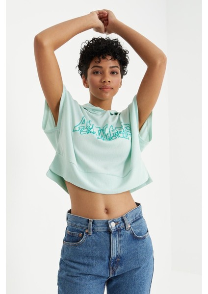 Su Yeşili Yazı Baskılı Kapüşonlu Oversize Bürümcük Kumaş Kadın Crop Top T-Shirt - 97229