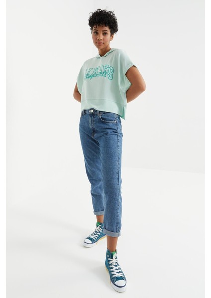 Su Yeşili Yazı Baskılı Kapüşonlu Oversize Bürümcük Kumaş Kadın Crop Top T-Shirt - 97229
