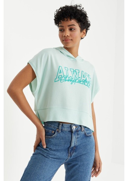 Su Yeşili Yazı Baskılı Kapüşonlu Oversize Bürümcük Kumaş Kadın Crop Top T-Shirt - 97229