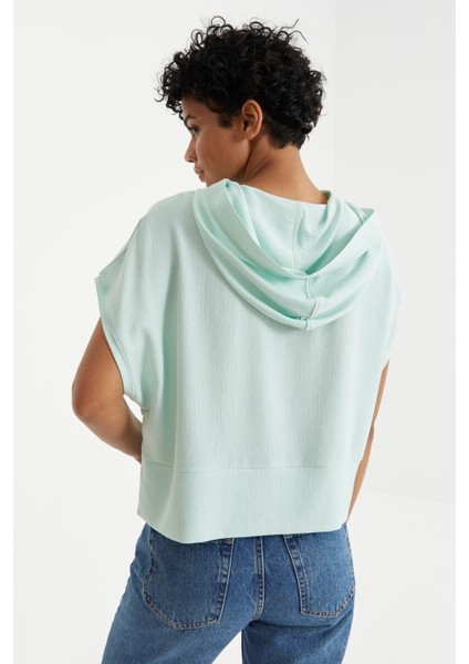 Su Yeşili Yazı Baskılı Kapüşonlu Oversize Bürümcük Kumaş Kadın Crop Top T-Shirt - 97229