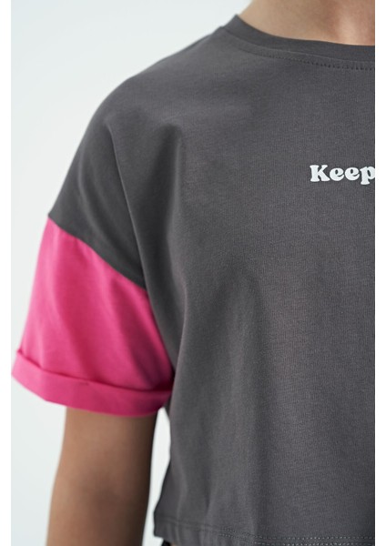 Koyu Gri Yazı Baskılı O Yaka Düşük Omuzlu Oversize Kız Çocuk T-Shirt - 75130