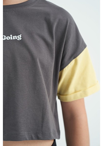 Koyu Gri Yazı Baskılı O Yaka Düşük Omuzlu Oversize Kız Çocuk T-Shirt - 75130