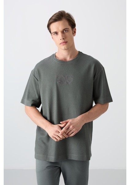 Tommy Life Haki Pamuklu Kalın Yüzeyi Dokulu Oversize Fit Baskılı Erkek T-Shirt - 88336 fırsatları
