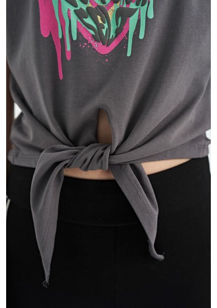 Koyu Gri Kalp Baskılı Ön Düğüm Detaylı Rahat Form Kız Çocuk T-Shirt - 75114