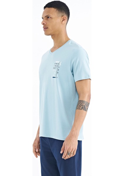 Açık Mavi Baskı Detaylı V Yaka Standart Kalıp Erkek T-Shirt - 88186